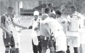  ?? LUIS FELIPE DE LA HOZ ?? Estrada y otros jugadores del Junior se refrescan durante la práctica de ayer.