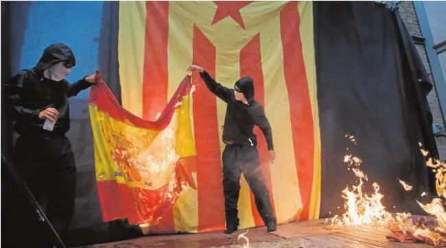  ?? INÉS BAUCELLS ?? Radicales independen­tistas queman una bandera de España en la Diada del año 2011