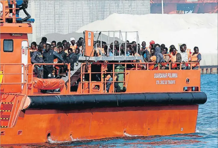  ?? CARLOS BARBA / EFE ?? Un grupo de 128 inmigrante­s llegaron la semana pasada al puerto de Almería rescatados por Salvamento Marítimo cuando viajaban en cuatro pateras en el mar de Alborán