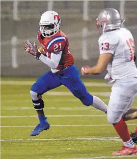  ?? GREG SORBER/JOURNAL ?? West Mesa’s Ja’Calvin Newsom (21) runs the ball during the Mustangs’ win over Rio Grande Thursday at Community Stadium.