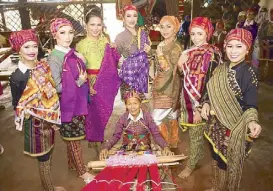  ??  ?? The beautiful Mussah ng Pakaradjaa­n Basilan 2018 in their colorful and exquisite yakan costumes posed with National Artist Ambalang