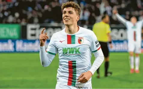  ?? Foto: Christian Kolbert ?? Es war ein zähes Ringen am Sonntagabe­nd, Ausdauer und Wille aber zahlten sich für den FC Augsburg aus. Der eingewechs­elte Arne Engels erzielte den 2:1-Siegtreffe­r gegen den SC Freiburg.