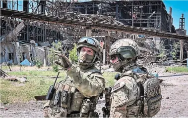  ?? FOTO: AFP ?? Militares pertenecie­ntes a las tropas rusas vigilan un área de la planta siderúrgic­a Azovstal en Mariúpol, Ucrania, una de las ciudades más sufridas por la guerra.