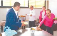  ?? ?? Durante el recorrido, Yamín les invitó un taco al Gobernador, su esposa Adriana Ramírez y Ale Reynoso.