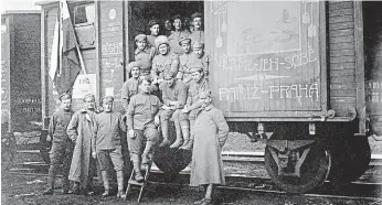  ?? FOTO ČTK ?? Jaro 1918. Českoslove­nští legionáři v Rusku při přesunu z Ukrajiny na Sibiř.