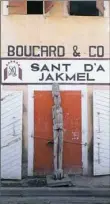  ?? Kenneth Neely ?? A large, slender wood sculpture guards the front of the Jacmel Arts Center.