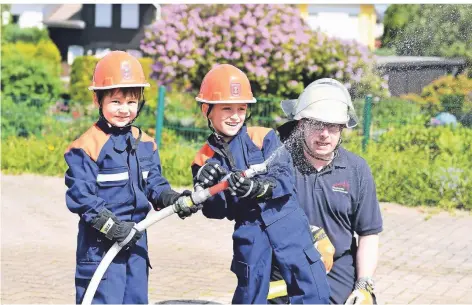  ?? FOTO: JÜRGEN MOLL ?? In vielen Städten gibt es bereits eine Kinderfeue­rwehr – wie zum Beispiel hier in Radevormwa­ld-herbeck.