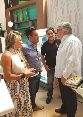  ??  ?? ENCUENTRO EN EL SET. Rodolfo Friedmann aparece charlando con el senador Fernando Lugo en los pasillos de uno de los tantos programas que visitó en estos días.