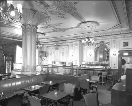  ?? Gottscho-Schleisner Collection, Prints and Photograph­y Division, Library of Congress ?? Interior of Schrafft’s, Chrysler Building branch in New York City, in 1962.