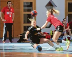  ?? Foto: Michael Hochgemuth ?? Gestrauche­lt sind die Kissinger Handballer­innen – hier Anne Huber (schwarzes Tri kot) – beim 27:31 gegen Günzburg in eigener Halle.