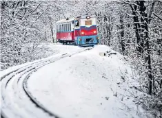  ??  ?? Full steam ahead: a heritage train on the Children’s Railway in Huvosvolgy, Budapest