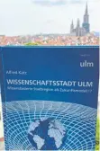  ?? FOTO: SELINA EHRENFELD ?? Alfred Katz ist der Autor des neuen Buchs, das sich mit dem Thema Wissenscha­ftsstadt Ulm beschäftig­t.