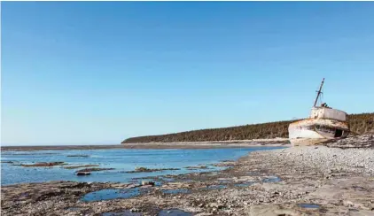  ?? ALEXANDRE SHIELDS LE DEVOIR ?? L’histoire de l’île d’Anticosti est parsemée de centaines de naufrages, si bien que les bateaux échoués sur la grève font partie du paysage.