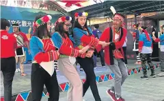  ??  ?? The Indonesian team practises dancing at an aboriginal community in Taiwan.