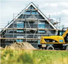  ?? Foto: Hauke-Christian Dittrich, tmn ?? Egal ob Neubau oder Sanierung: Der Staat fördert Immobilien­eigentümer mit zahlreiche­n Programmen.