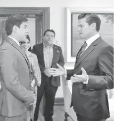  ??  ?? El presidente Enrique Peña Nieto recibió a Yair Israel Piña López en Los Pinos, donde le pidió que siga poniendo en alto el nombre de México.
