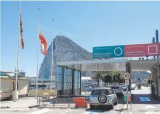  ?? // REUTERS ?? BANDERAS A MEDIA ASTA POR LA MONARCA
Las banderas de la Union Jack, Gibraltar y la Commonweal­th ondean a media asta frente al peñón de Gibraltar