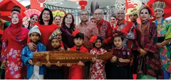  ?? photo — Bernama ?? Aaron (fifth right) in a photo call with guests after launching the ‘Mydin Kongsi Meriah’ campaign. At second left is Saraswathy.