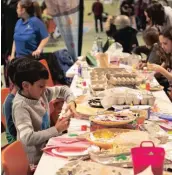  ?? —photo André Farhat ?? Des tables de bricolage ont travaillé la créativité des enfants en libérant les bras des parents. ;)