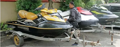  ?? SOFAN WIRAWAN/RADAR MOJOKERTO ?? IMPOR: Deretan jet ski merek Sea-Doo yang disita dari kediaman Bupati Mojokerto Mustafa Kamal Pasa (MKP) dititipkan di Mapolsek Magersari, Jalan Raya Bypass, Kota Mojokerto.