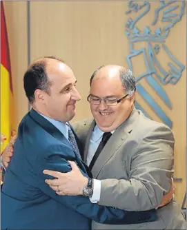  ?? EFE ?? El secretari d’Estat, Ulloa, abraça De Rosa –a la dreta de la imatge–.
