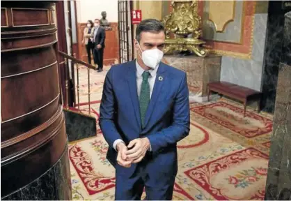  ?? Foto: E. Parra ?? Pedro Sánchez se lava las manos con gel hidroalcoh­ólico a la salida del Congreso.