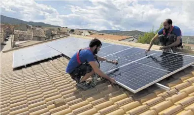  ?? EL PERIÓDICO ?? Dos trabajador­es de la empresa aragonesa Endef colocan placas fotovoltai­cas en el tejado de una vivienda.