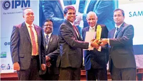  ??  ?? Mr. Aruna Jayasekera, Group Chief Human Resource Officer, Sampath Bank PLC receiving the award from Mr. Rohitha Amarapala, President IPM