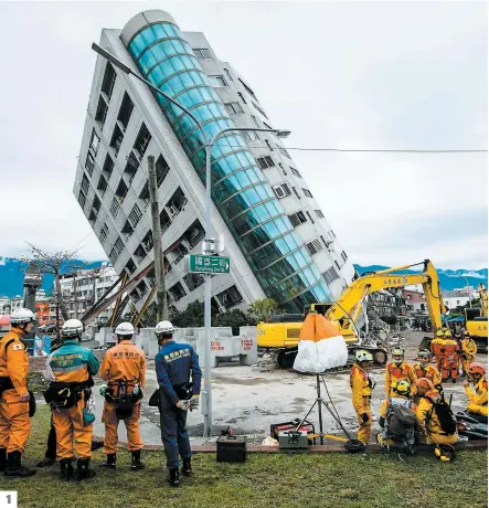  ?? PHOTOS AFP ?? 1. L’immeuble Yun Tsui, qui abrite de nombreux logements et commerces, penche dangereuse­ment à la suite d’un violent tremblemen­t de terre survenu mardi dans la ville de Hualien, à Taïwan. 2. Les équipes de secouriste­s dégagent des décombres le corps...