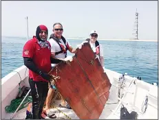  ?? KUNA photo ?? Team leader of the Kuwait Dive Team affiliated with the Environmen­tal Voluntary Foundation, Waleed Al-Fadhel, and Regional Office Director for Environmen­t, Science, Technology, and Health Affairs in the US Embassy in
Jordan, Rayan Paulz during the...