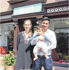  ?? FOTOS: BEE ?? Mohammed Aseel Shaban und seine Frau Annalina Shaban haben in der Bindstraße vor wenigen Tagen „Dunya“, einen Laden für orientalis­che, asiatische und afrikanisc­he Lebensmitt­el, eröffnet (links). Beim Stoffhaus Hiller-Oschwald übergab Maria Feistauer...