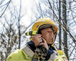  ?? BRADEN FASTIER/STUFF ?? Nelson Volunteer Brigade 212 firefighte­r Chris Noonan prepares to dampen down hotspots