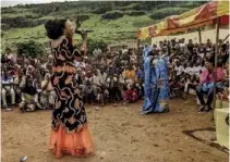  ??  ?? Oumou chante pour les enfants dans une école du Mali.