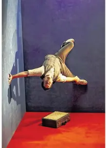 ??  ?? Tobias Wegner est Léo l’acrobate aérien (© D.R.). Un spectacle qui entre dans la programmat­ion culturelle de Villes en Scène.