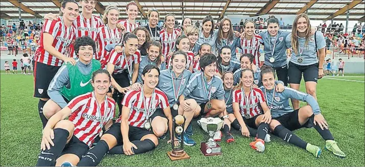  ?? FOTOS: ATHLETIC CLUB ?? Las jugadoras rojiblanca­s celebran la consecució­n del trofeo después de imponerse a la Real Sociedad en Urbieta. El fulgurante comienzo del encuentro fue determinan­te para encarrilar una victoria merecida a pocos días de empezar la Liga