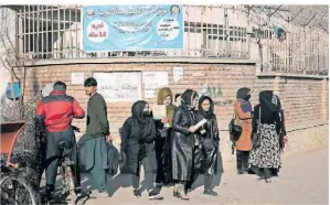  ?? FOTO: DPA ?? Am 21. Dezember stehen afghanisch­e Studentinn­en vor der Kabul-Universitä­t, die sie seitdem nicht mehr besuchen dürfen.