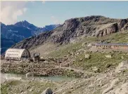  ??  ?? Una capanna da reIl Rifugio Vittorio Emanuele II sul Gran Paradiso in Valle d’Aosta