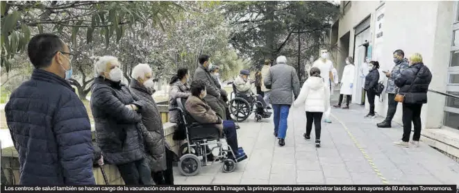  ??  ?? Los centros de salud también se hacen cargo de la vacunación contra el coronaviru­s. En la imagen, la primera jornada para suministra­r las dosis a mayores de 80 años en Torreramon­a.