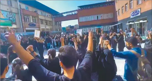  ?? ?? RECHAZO. Estudiante­s de la Universida­d de Ciencia y Cultura, en Teherán, cantan “libertad” en una de las protestas de ayer.