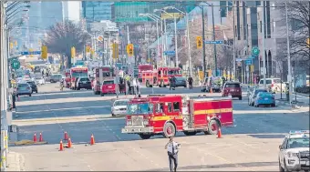  ??  ?? Vista general del lugar donde una camioneta alquilada ha recorrido la acera golpeando a varios peatones, ayer en Yonge Street, norte de Toronto (Canadá). La Policía confirmó que 10 personas resultaron muertas y 15 heridas. EFE