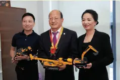  ??  ?? (from left to right) with Mr. Lucio Lao of JINYI Manila, Mr. Liu Jian Sen, VP of XCMG Internatio­nal and Ms. Alice Fong, Operations Manager of JINYI.