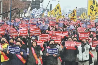  ?? YONHAP NEWS AGENCY ?? Doctors hold up placards reading “Opposition to the increase in medical schools” during a rally against the government’s plan to raise the annual enrolment quota at medical schools, in Seoul, on Sunday.