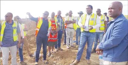  ?? (Pics: Melisa Msweli) ?? Senior Roads Engineer Menzi Mbingo (pointing) showing the Minister of Public Works and Transport Chief Ndlaluhlaz­a Ndwandwe (2nd R) and his team progress at Chibidze Bridge.