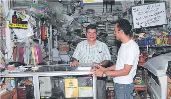  ??  ?? MERCADO. Santos Barahona ofrece una variedad de libros de escritores nacionales y extranjero­s.