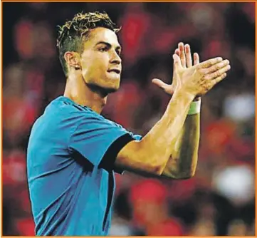  ??  ?? CR7 aplaudiend­o durante un encuentro con los Merengues