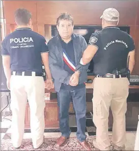  ??  ?? Néstor Concepción Báez Alvarenga fue capturado ayer en su lujosa residencia de Asunción. Actuaron policías del Departamen­to de Crimen Organizado.