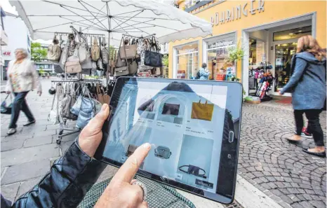  ?? FOTO: THOMAS SIEDLER ?? Der Online-Handel macht Einzelhänd­lern immer mehr zu schaffen. Mit einem „Stärkungsp­rogramm“möchte die Stadt diese unterstütz­en.