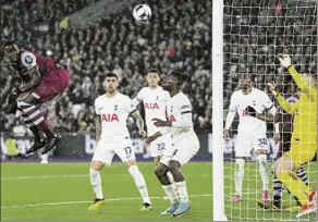  ?? FOTO: AP ?? Así marcó Zouma el 1-1 para el West Ham ante el Tottenham