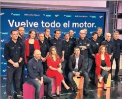  ??  ?? FAMILIA. Los equipos de Movistar MotoGP y Movistar F1 posan juntos.