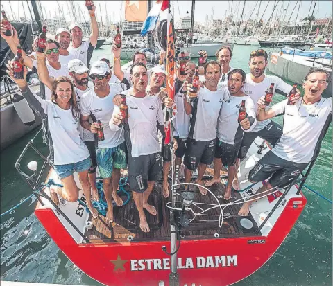  ?? FOTO: JESÚS D YÁÑEZ/DYMAGES ?? La tripulació­n del Estrella Damm Sailing Team, celebrando el título. Del Estrella Damm campeón hace 20 años repiten cinco integrante­s